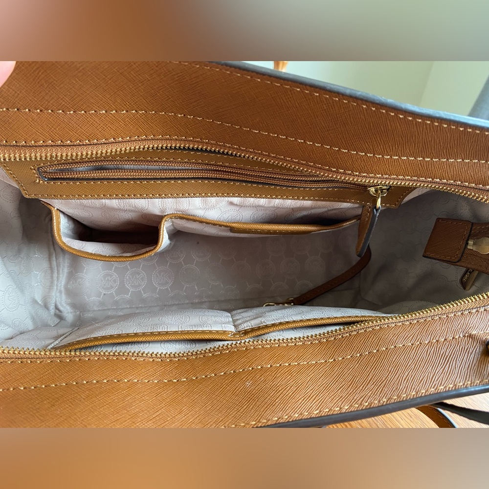 Michale Kors Purse - Picture 5 of 6